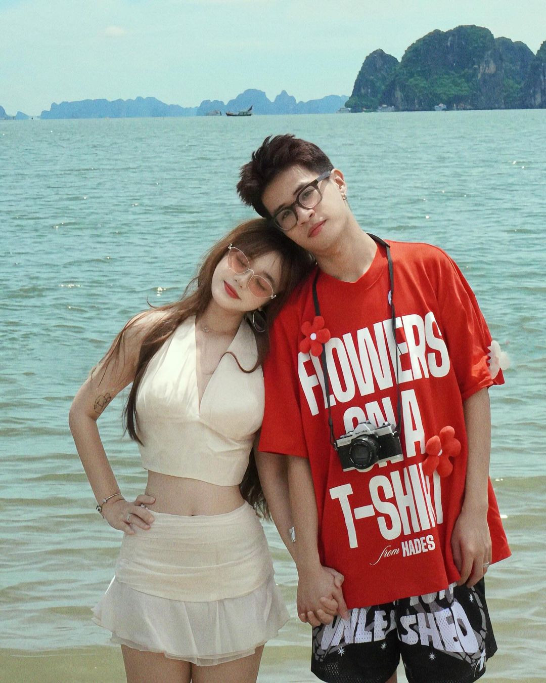 Trong loạt ảnh đi biển mới đây, cô nàng không ngại khoe dáng tình tứ bên cạnh bạn trai là Hiếu Shyn.