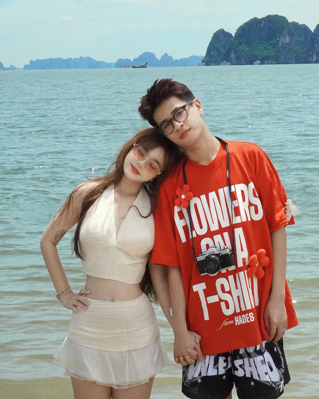 Trong loạt ảnh đi biển mới đây, cô nàng không ngại khoe dáng tình tứ bên cạnh bạn trai là Hiếu Shyn.