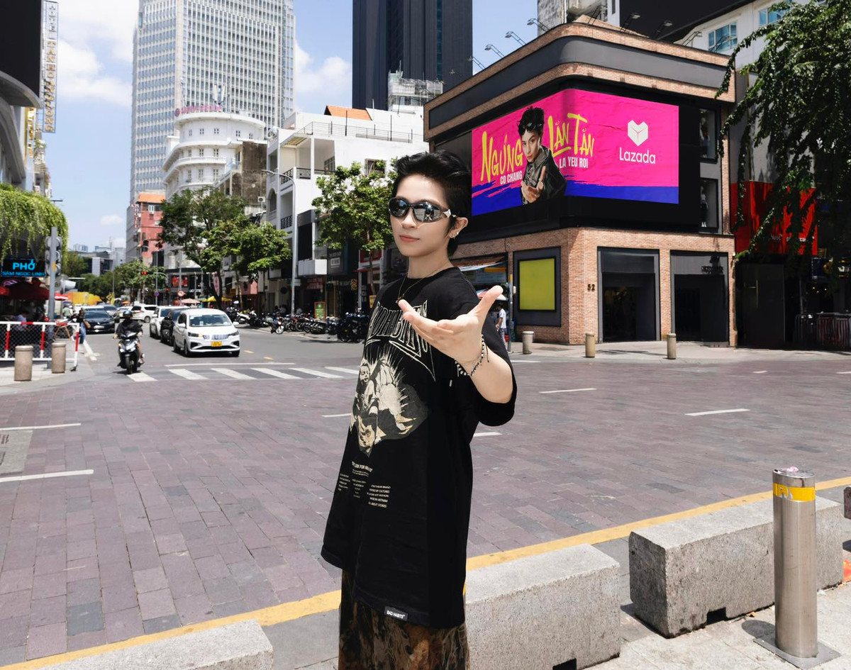 Ở phần bình luận, cư dân mạng nhanh chóng gọi tên Gil Lê bởi vì ngay sau đó, Gil Lê cũng có động thái đăng tải hình ảnh mới. Điều khiến nhiều người chú ý là chiếc vòng mà nàng Tomboy đang đeo có họa tiết na ná vòng tay Xoài Non trong ảnh mới.