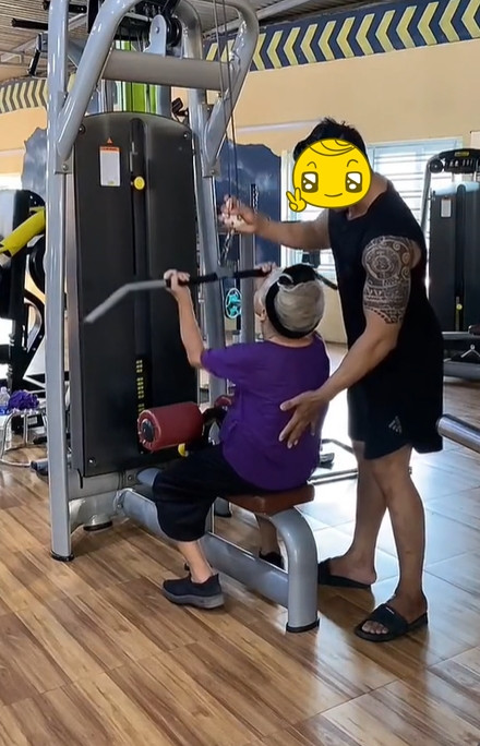 Được biết, cụ Tứ có niềm đam mê đặc biệt với thể thao. Theo đó, trong suốt hơn 20 năm qua, cụ bà luôn duy trì việc dậy từ 4 giờ sáng để đọc kinh, 5 giờ đi bộ.