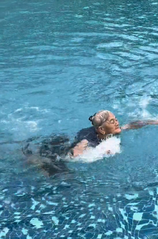 Trước khi "gây bão" với đoạn video chơi pickleball, cụ bà này cũng từng khiến cộng đồng mạng ngưỡng mộ với những hình ảnh tập gym, chạy bộ, bơi lội, đánh cầu lông,... ở độ tuổi U100.