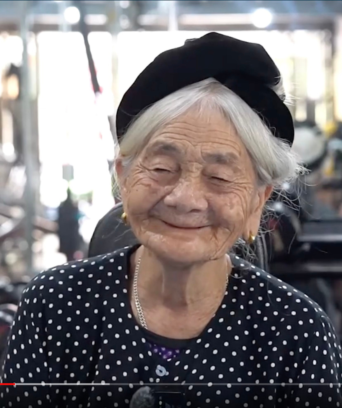 Nụ cười phúc hậu của cụ bà U100. (Ảnh: Võ Tá Nam)