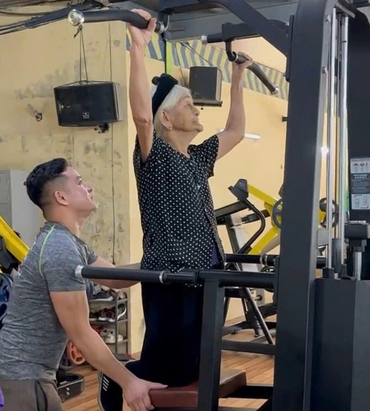 Đồng thời, cụ Tứ giữ chế độ ăn uống, sinh hoạt khoa học, lành mạnh và một tinh thần luôn lạc quan, yêu đời.