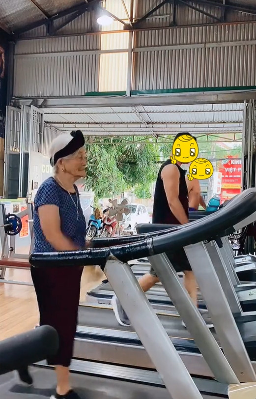 Cụ Tứ cũng chăm chỉ đến phòng gym để đi bộ trên máy, tập những bài tập nhẹ nhàng, vừa vặn với thể lực và đến hồ bơi gần nhà để bơi lội.