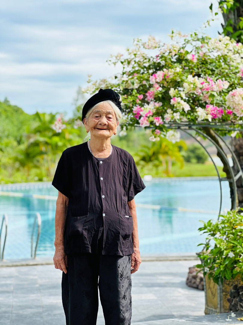 Được biết, cụ bà tên là Nguyễn Thị Huynh (thường gọi là cụ Tứ), ở thôn Nam Quang, xã Thạch Trung, thành phố Hà Tĩnh.