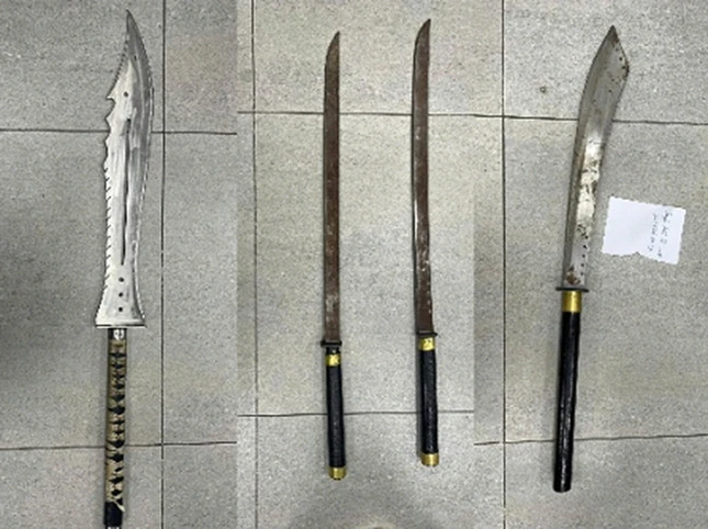 Bắt nhóm đối tượng liên tiếp đuổi chém người đi đường ở Hà Nội - Hình 2 Bat nhom doi tuong lien tiep duoi chem nguoi di duong o Ha Noi-Hinh-2