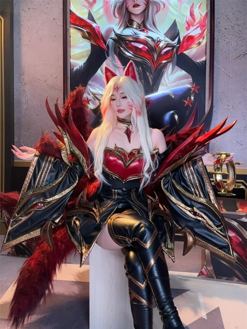 Trong buổi livestream có sự tham gia của Faker, Kitty - nữ bình luận viên, coser và streamer người Trung Quốc đã cosplay trang phục Ahri Huyền Thoại Bất Tử ngay trên sóng và nhận được vô số lời khen từ cộng đồng mạng.