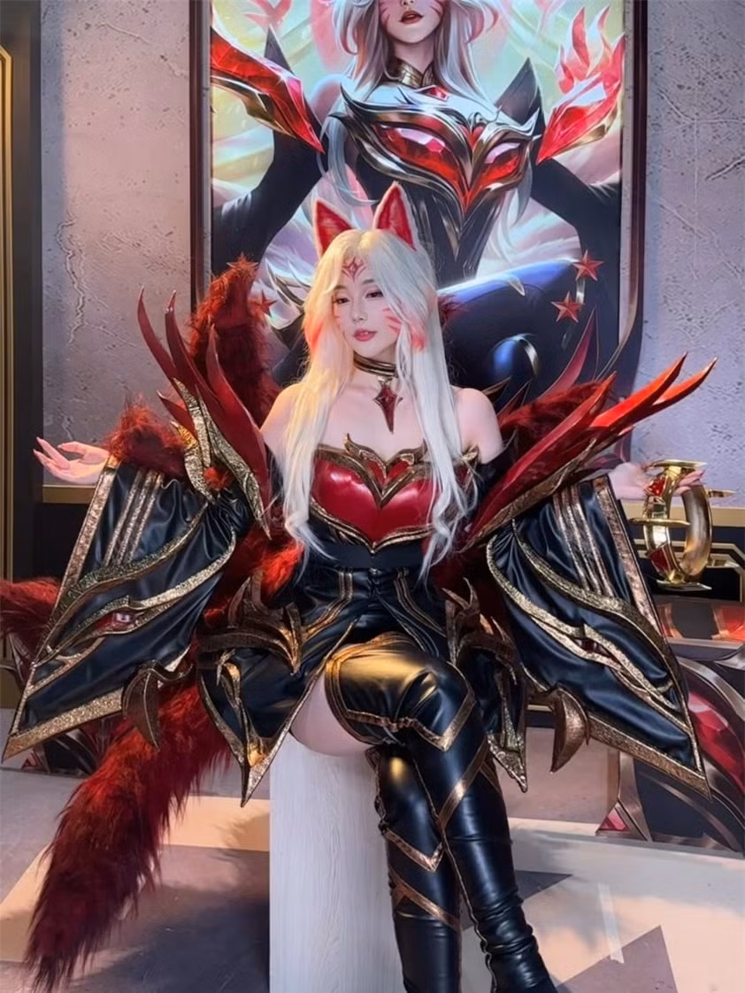 Trong buổi livestream có sự tham gia của Faker, Kitty - nữ bình luận viên, coser và streamer người Trung Quốc đã cosplay trang phục Ahri Huyền Thoại Bất Tử ngay trên sóng và nhận được vô số lời khen từ cộng đồng mạng.