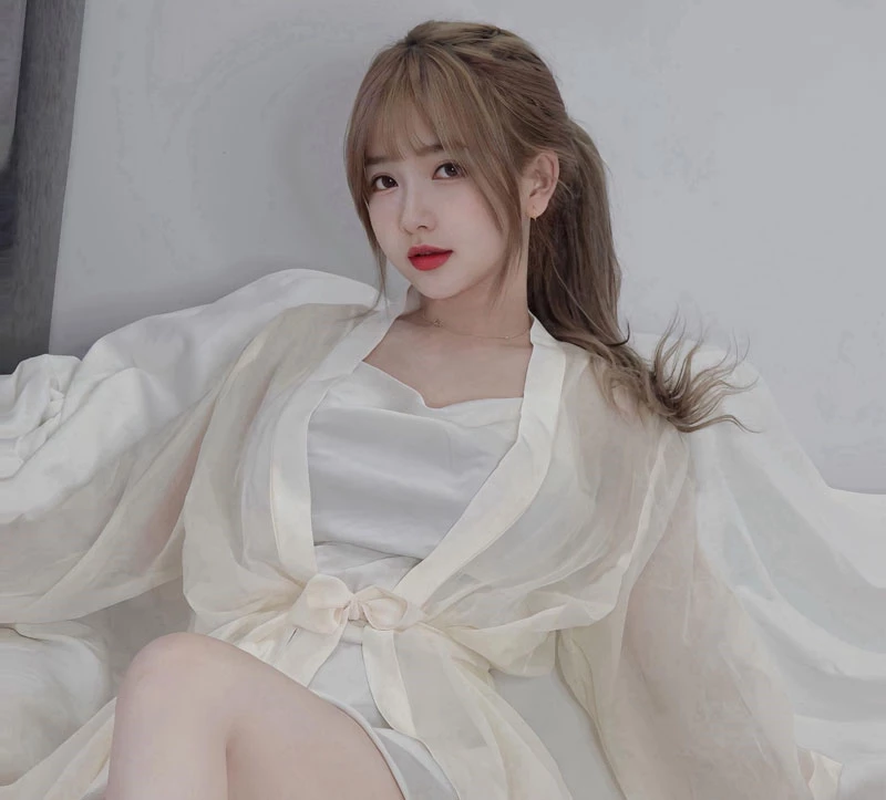 Hot girl Hà thành cũng biết chọn góc chụp để trông bớt "nấm lùn".