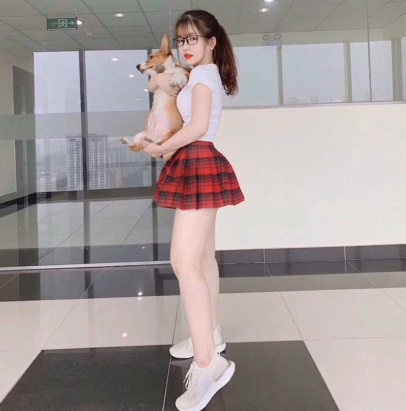 Dù hạn chế về chiều cao nhưng cô nàng rất biết cách diện các trang phục để tôn dáng.