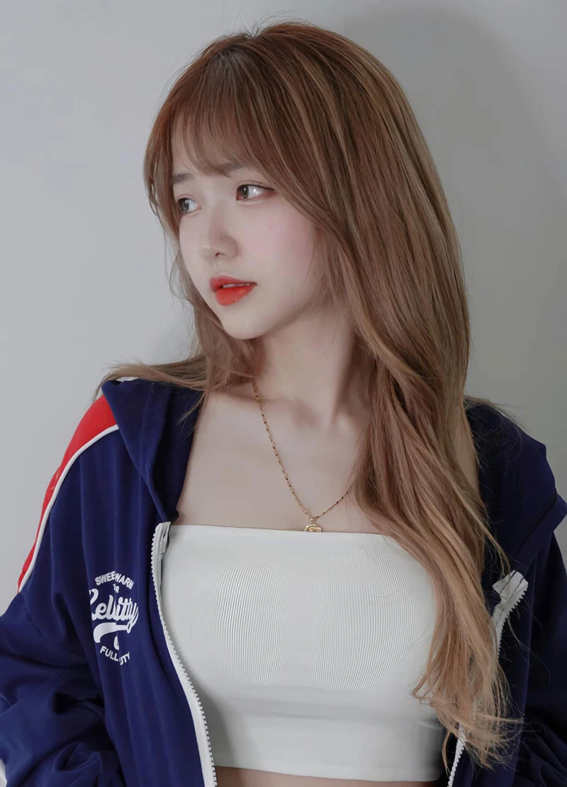 Trên trang cá nhân, cô nàng thường chia sẻ về cuộc sống, những chuyến du lịch đến nhiều địa điểm khác nhau. (Ảnh: FBNV)