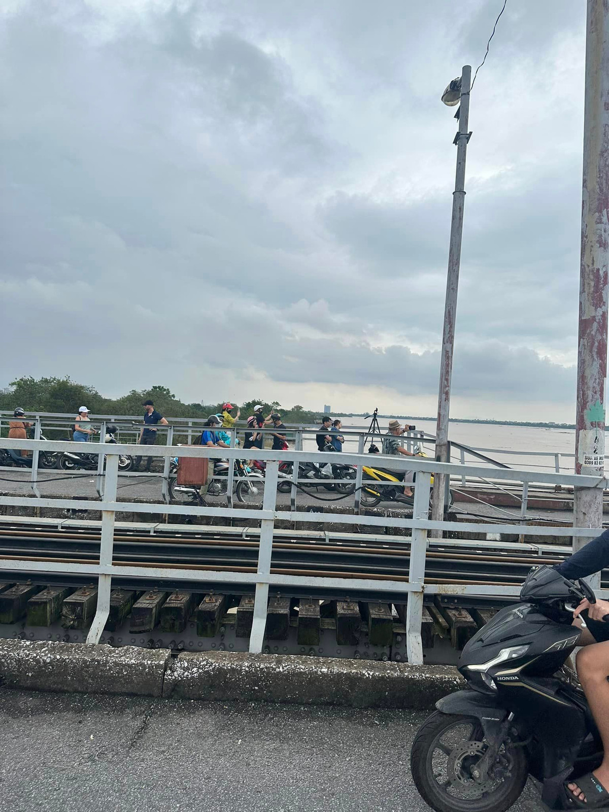 Theo đó, rất nhiều người dân khi thấy mực nước sông Hồng lên cao đã dừng đỗ xe lại, lấy điện thoại ra quay chụp, có người còn mang theo cả tripod.