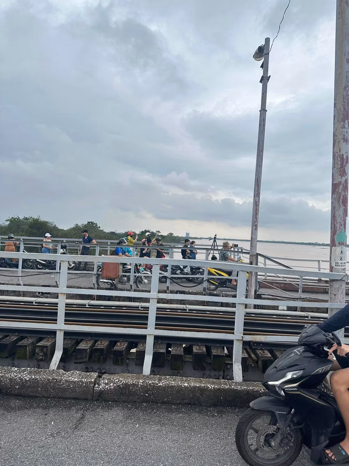 Theo đó, rất nhiều người dân khi thấy mực nước sông Hồng lên cao đã dừng đỗ xe lại, lấy điện thoại ra quay chụp, có người còn mang theo cả tripod.