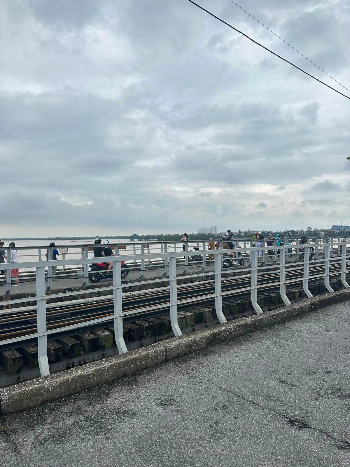 Nhiều người bám vào thành cầu để chụp ảnh, check-in.