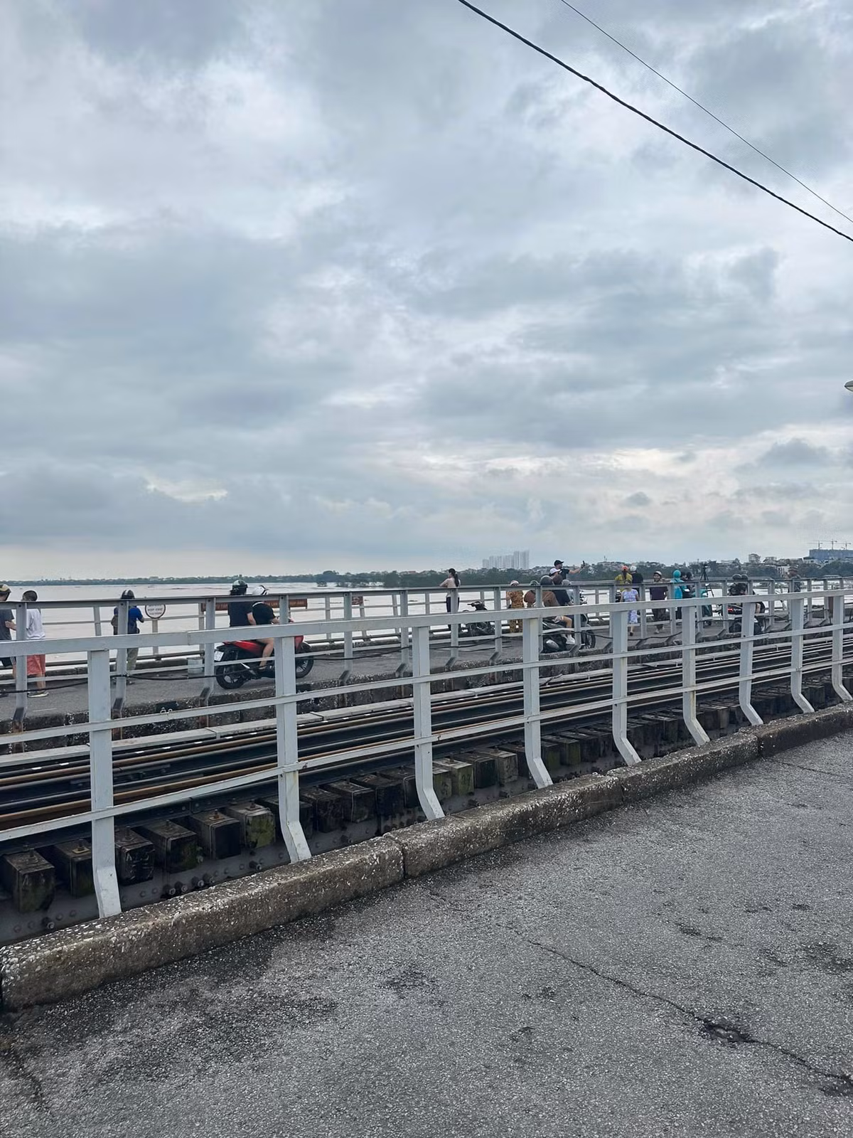 Nhiều người bám vào thành cầu để chụp ảnh, check-in.