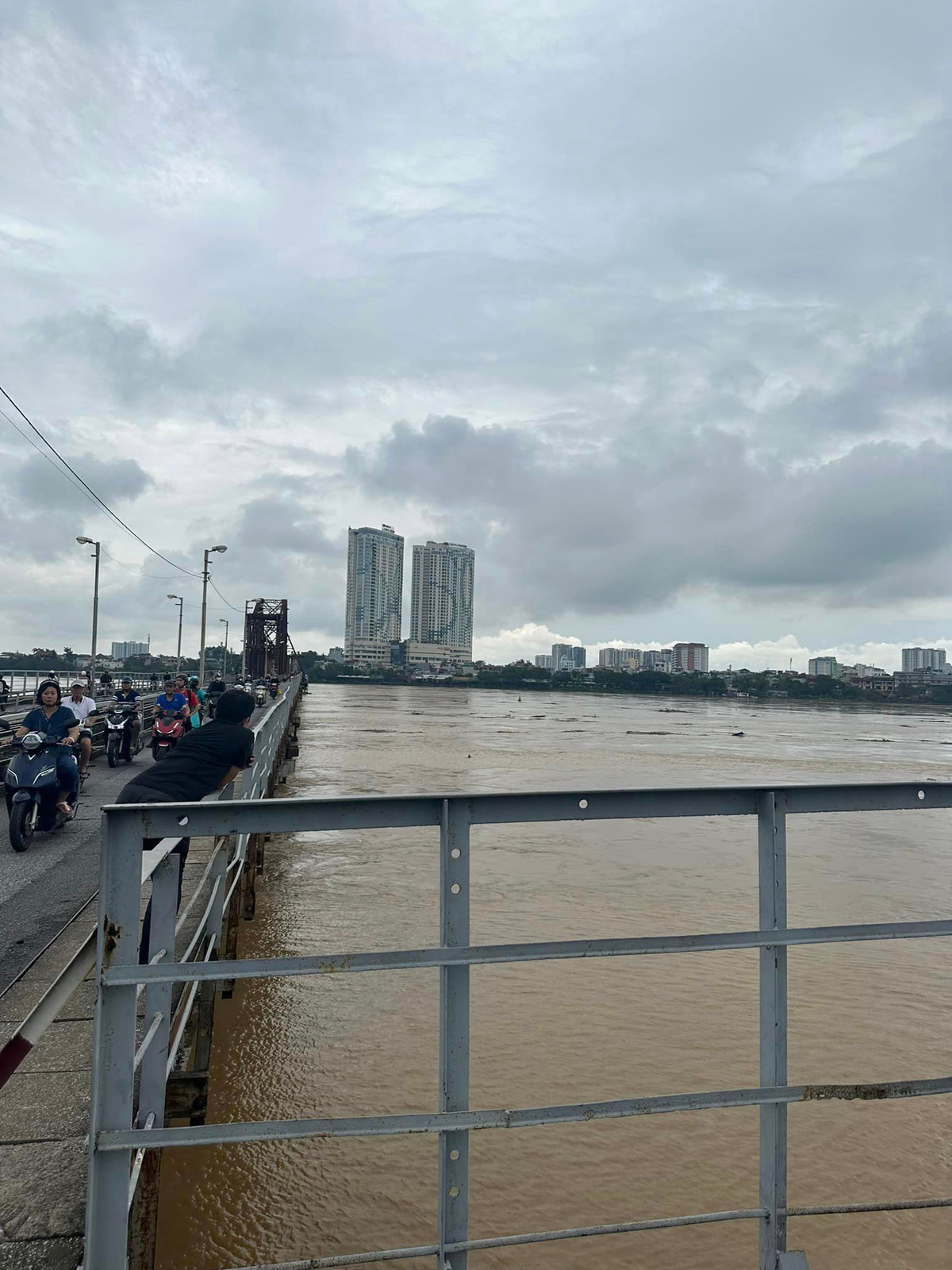 Cầu Long Biên vốn là cầu yếu, tốc độ tàu qua cầu hạn chế.