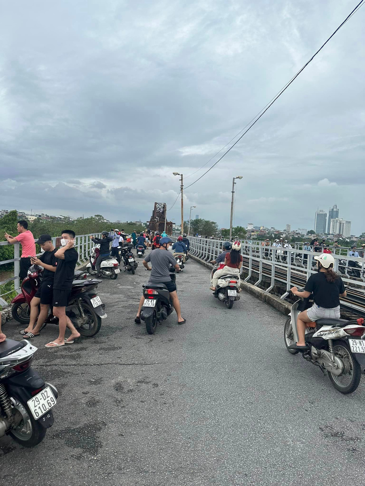 Cộng đồng mạng bày tỏ vô cùng khó hiểu, phẫn nộ trước hành động của những người dân trong loạt ảnh: "Ủa gì vậy trời, nhà nước và các cơ quan ban ngành thì ra rả ra công điện khẩn ứng phó bão lũ, mình thì ra đây ngắm nước sông Hồng có màu gì à", "Bớt qua cầu, qua sông giùm cái trời ơi. Chưa biết sợ hay sao á chứ", "Nhỡ có truyện gì xảy ra thì lại bảo tại số, đến chịu cái ý thức".