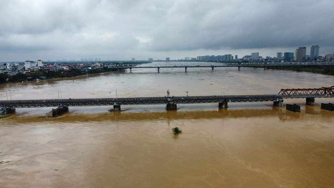 Hình ảnh cầu Long Biên nhìn từ trên cao.