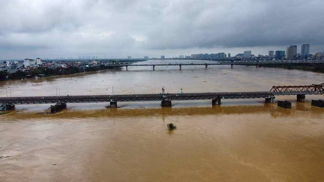 Hình ảnh cầu Long Biên nhìn từ trên cao.