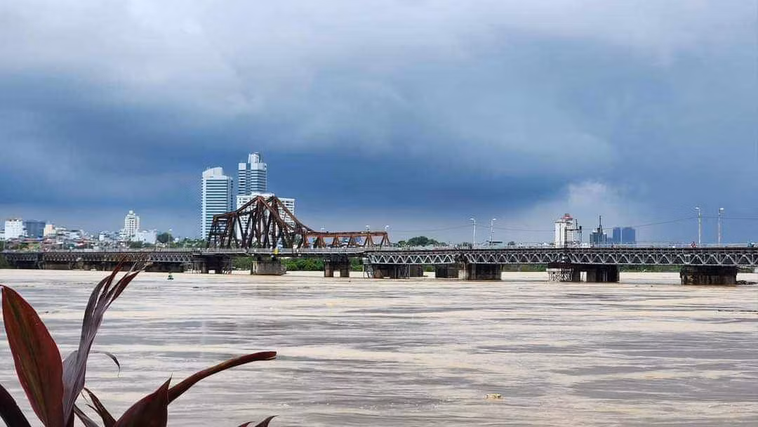 Hình ảnh cầu Long Biên nhìn từ xa.