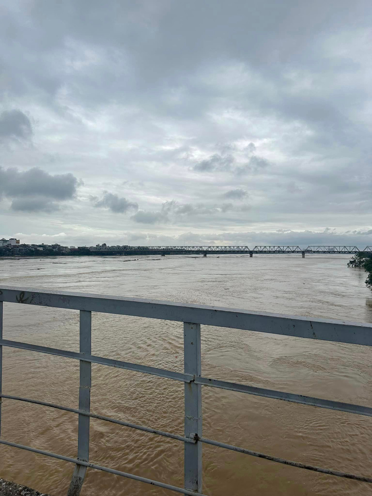 Do ảnh hưởng của cơn bão số 3 (siêu bão Yagi), mực nước sông Hồng lên cao và chảy xiết, để đảm bảo an toàn cho hành khách, sáng 10/9, Tổng công ty Đường sắt Việt Nam (VNR) thông báo sẽ không chạy tàu qua cầu Long Biên.