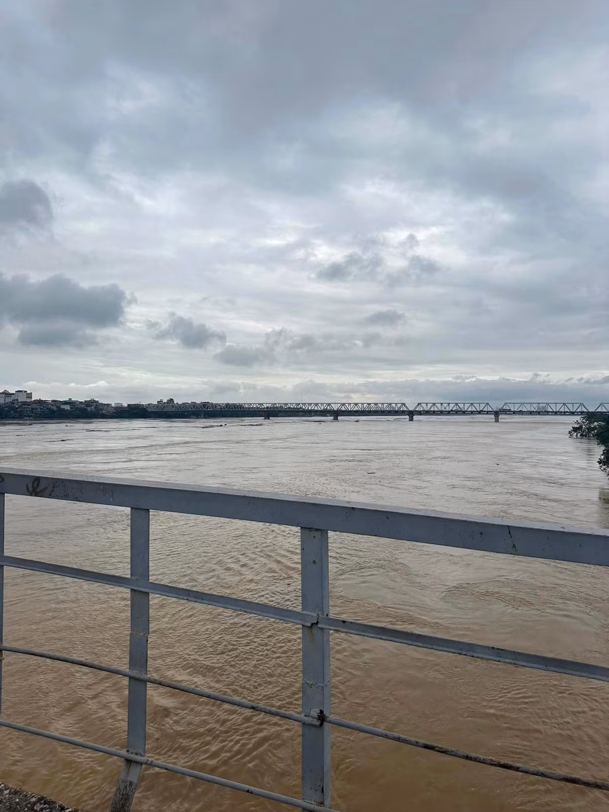 Do ảnh hưởng của cơn bão số 3 (siêu bão Yagi), mực nước sông Hồng lên cao và chảy xiết, để đảm bảo an toàn cho hành khách, sáng 10/9, Tổng công ty Đường sắt Việt Nam (VNR) thông báo sẽ không chạy tàu qua cầu Long Biên.