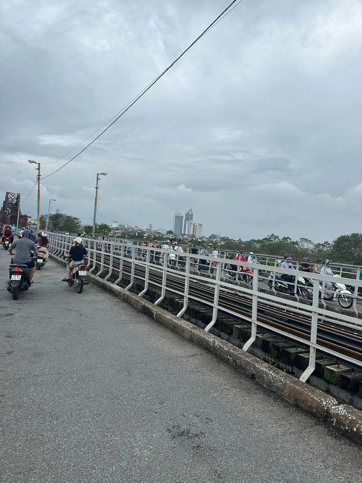 Cầu Long Biên được biết là cây cầu huyết mạch, nối liền nhiều tuyến giao thông quan trọng. Đây là cây cầu bằng thép đầu tiên bắc qua sông Hồng, nối liền 2 quận Hoàn Kiếm và Long Biên, do người Pháp xây dựng từ năm 1898, đến nay đã có 122 năm tuổi.