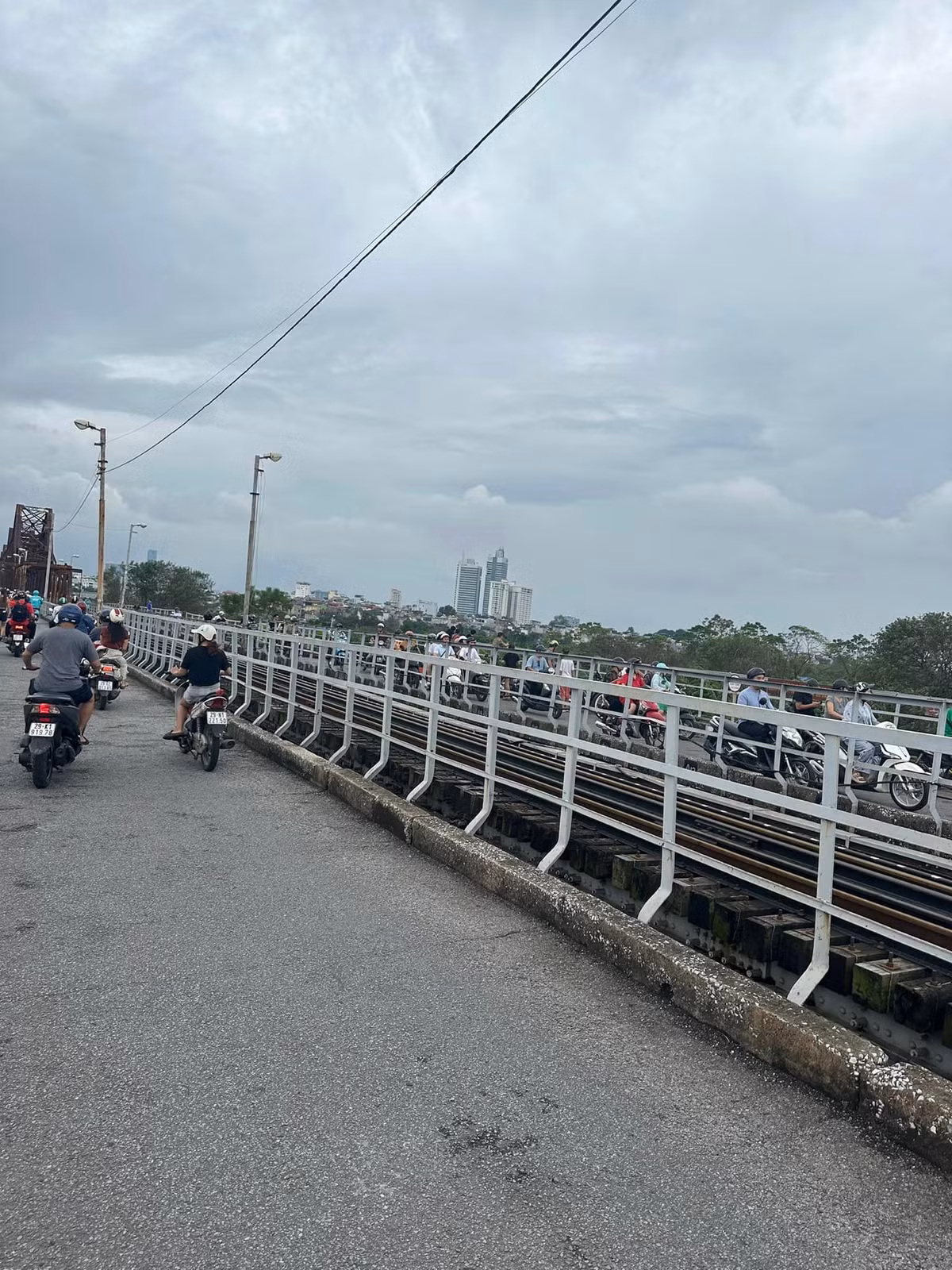 Cầu Long Biên được biết là cây cầu huyết mạch, nối liền nhiều tuyến giao thông quan trọng. Đây là cây cầu bằng thép đầu tiên bắc qua sông Hồng, nối liền 2 quận Hoàn Kiếm và Long Biên, do người Pháp xây dựng từ năm 1898, đến nay đã có 122 năm tuổi.