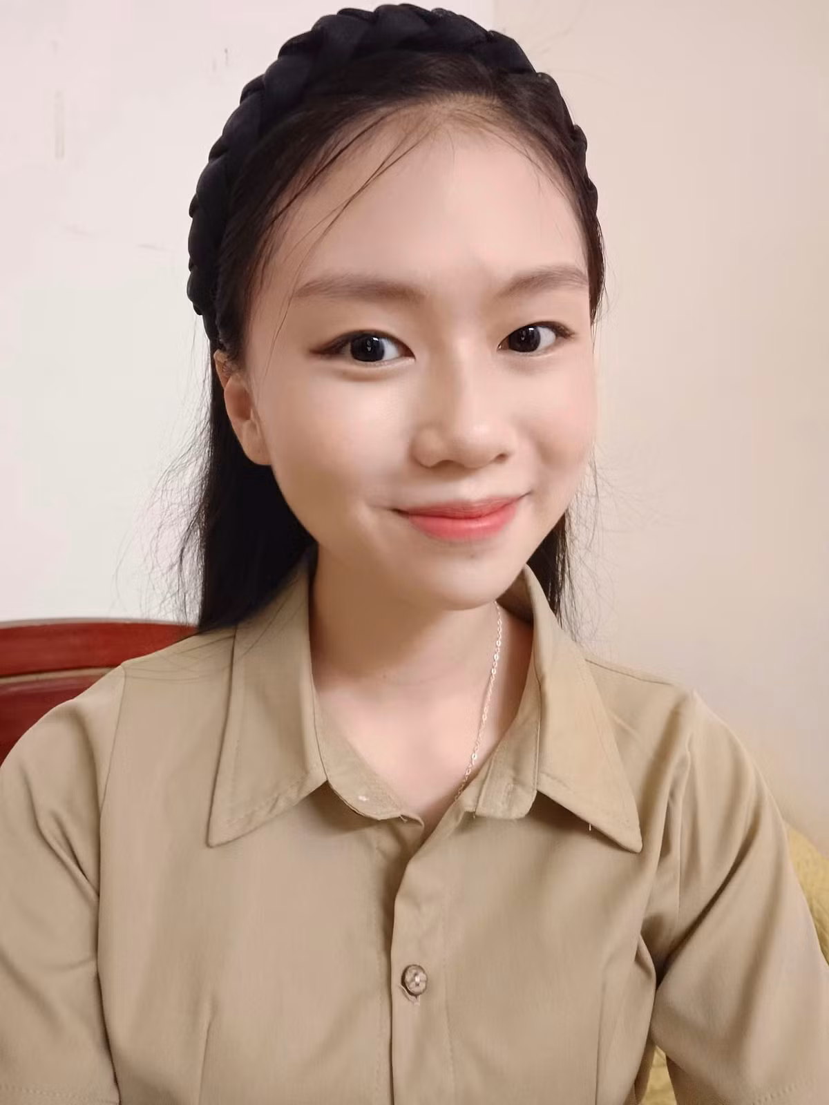 Gái xinh xứ Nghệ còn được vinh danh là sinh viên tiêu biểu của Đại học Công nghiệp Hà Nội ở mùa tốt nghiệp năm 2024.