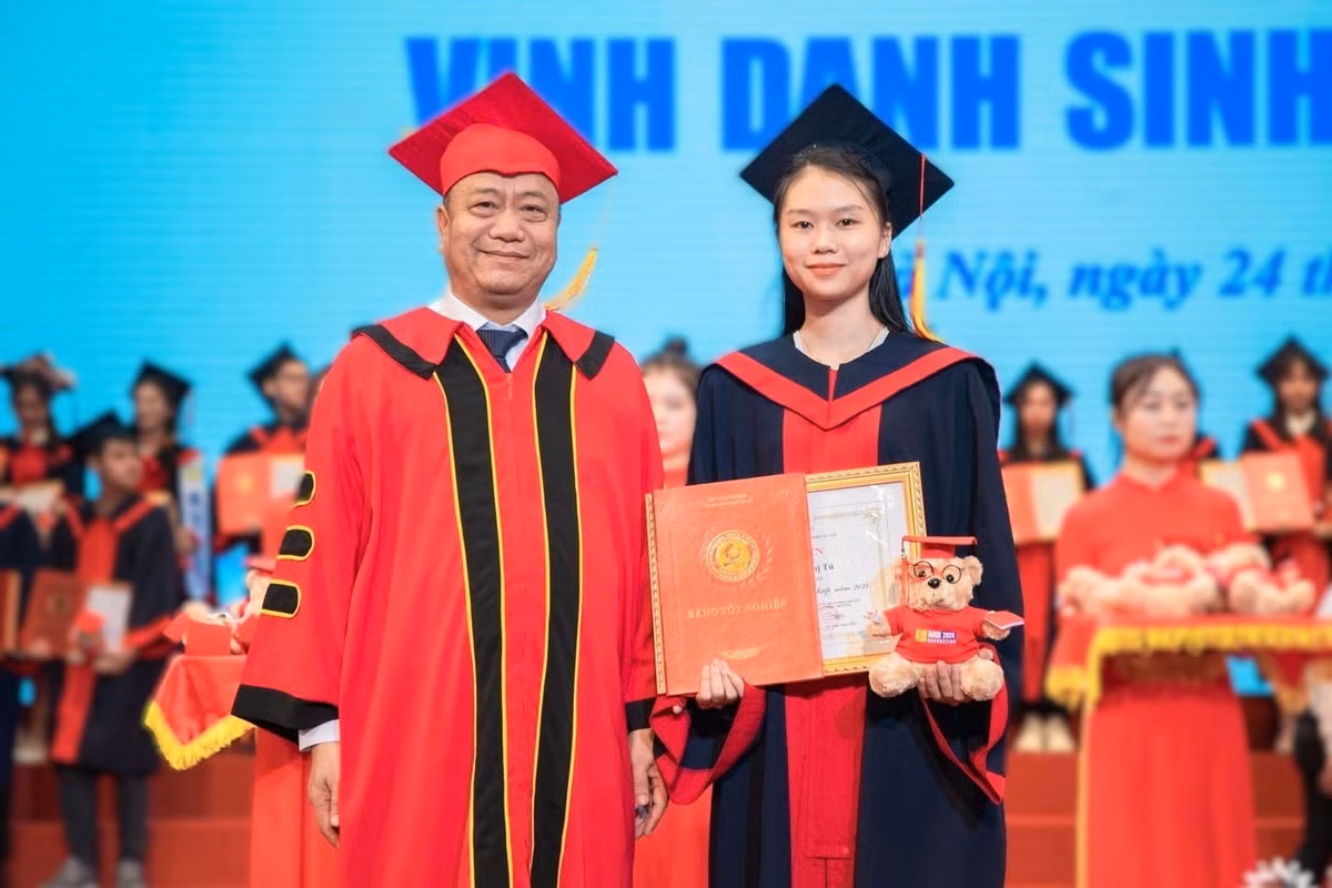 Với thành tích 18 môn đạt điểm A, gồm cả đồ án tốt nghiệp. Kiều Trinh tốt nghiệp loại giỏi với điểm trung bình chung tích lũy đạt 3.22/4, cô bạn cũng trở thành thủ khoa ngành Công nghệ kỹ thuật khuôn mẫu - Trường ĐH Công nghiệp Hà Nội năm 2024.