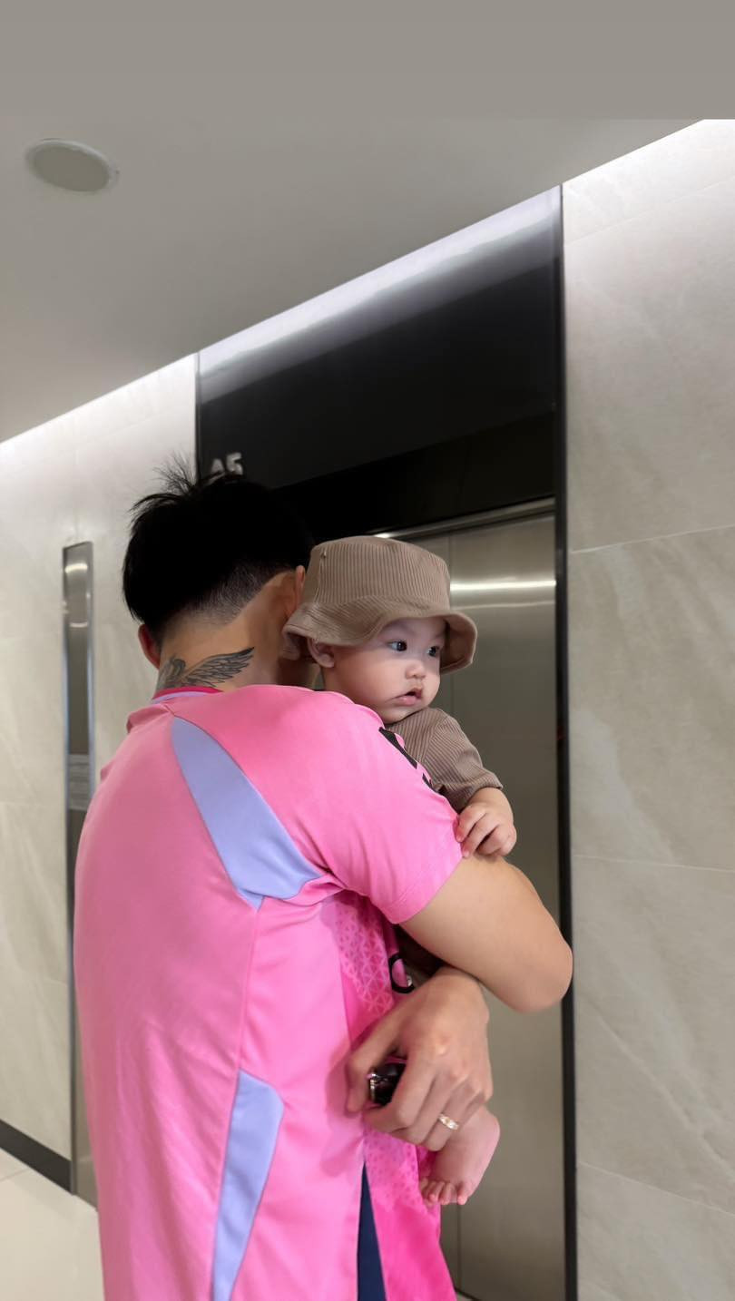 Cậu bé sở hữu đôi má bánh bao, đôi mắt to tròn. Nhiều người nhận xét cậu bé sở hữu nhiều đường nét của bố mẹ.