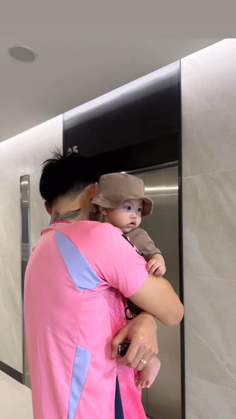 Cậu bé sở hữu đôi má bánh bao, đôi mắt to tròn. Nhiều người nhận xét cậu bé sở hữu nhiều đường nét của bố mẹ.