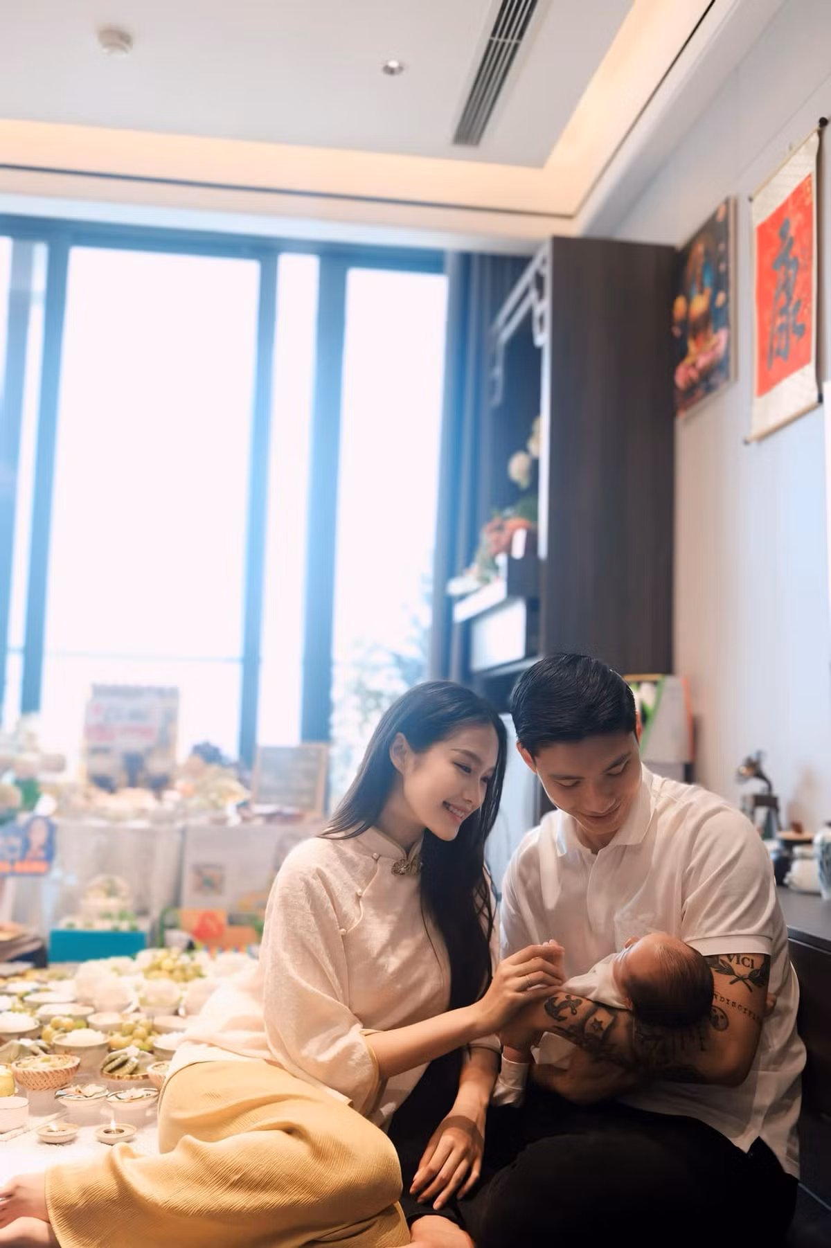 Hình ảnh Đoàn Văn Hậu và Doãn Hải My trong lễ đầy tháng của bé Lúa hồi tháng 6 vừa rồi. (Ảnh: IG Đoàn Văn Hậu, Doãn Hải My)