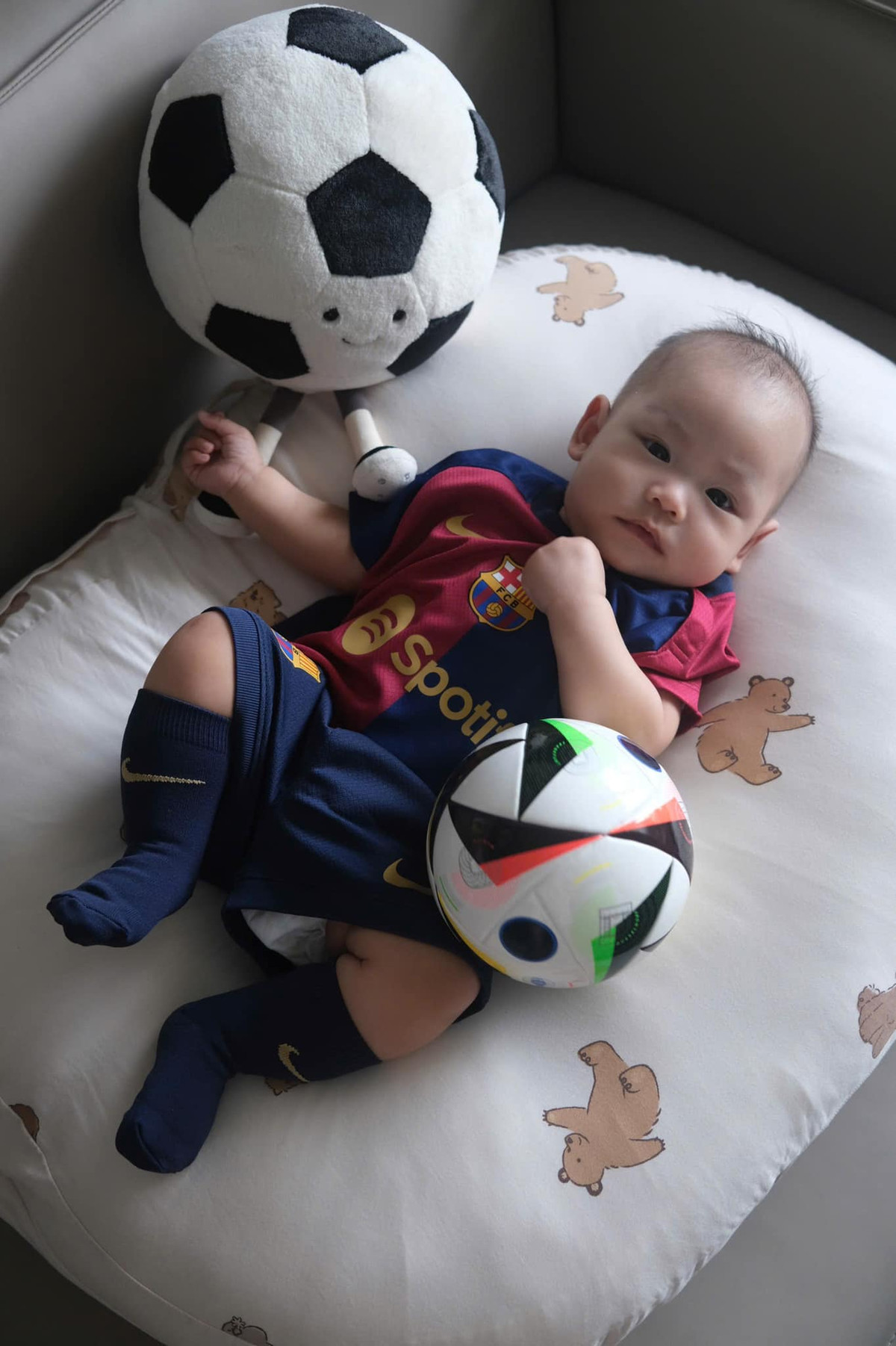 Đoàn Văn Hậu và Doãn Hải My cũng lập riêng cho con trai một tài khoản Instagram để chia sẻ những hình ảnh hàng ngày của bé, tuy nhiên trước đây, mỗi hình ảnh đều được chụp một cách khéo léo để che đi dung mạo của em bé.