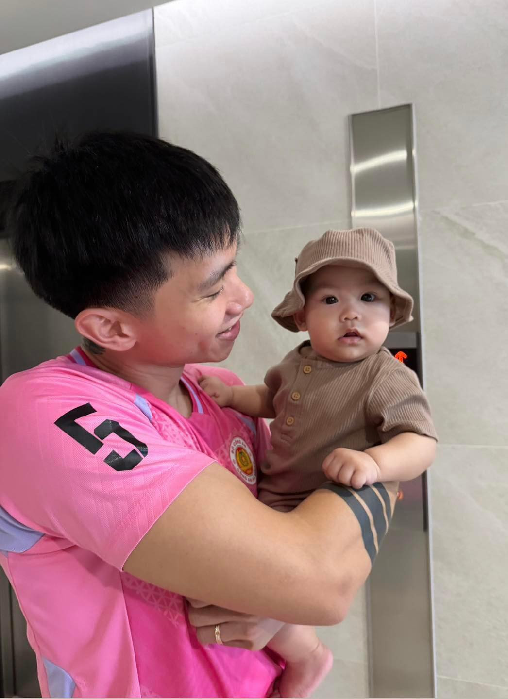 Dù không thể hiện cảm xúc, gương mặt bầu bĩnh của bé Lúa khiến người xem không khỏi tan chảy vì quá đáng yêu.