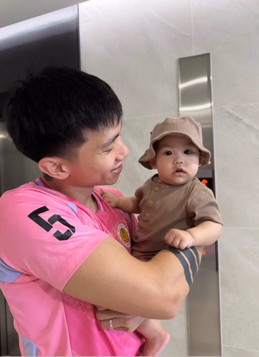 Dù không thể hiện cảm xúc, gương mặt bầu bĩnh của bé Lúa khiến người xem không khỏi tan chảy vì quá đáng yêu.