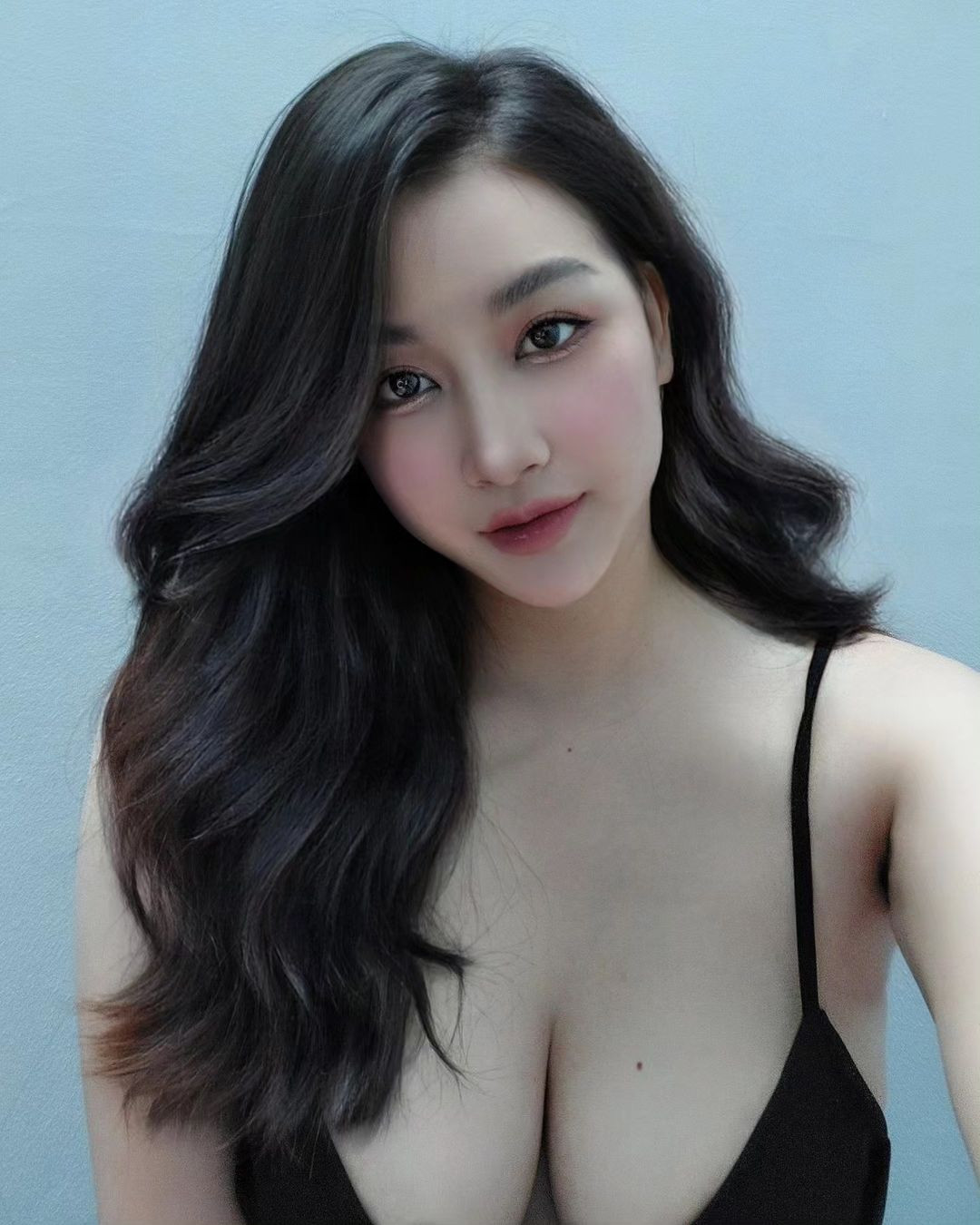 Sau loạt thời gian nổi tiếng nhưng đi kèm với tai tiếng, phong cách của Triệu Vân vẫn là gợi cảm, tuy nhiên đã tiết chế hơn nhiều so với trước.