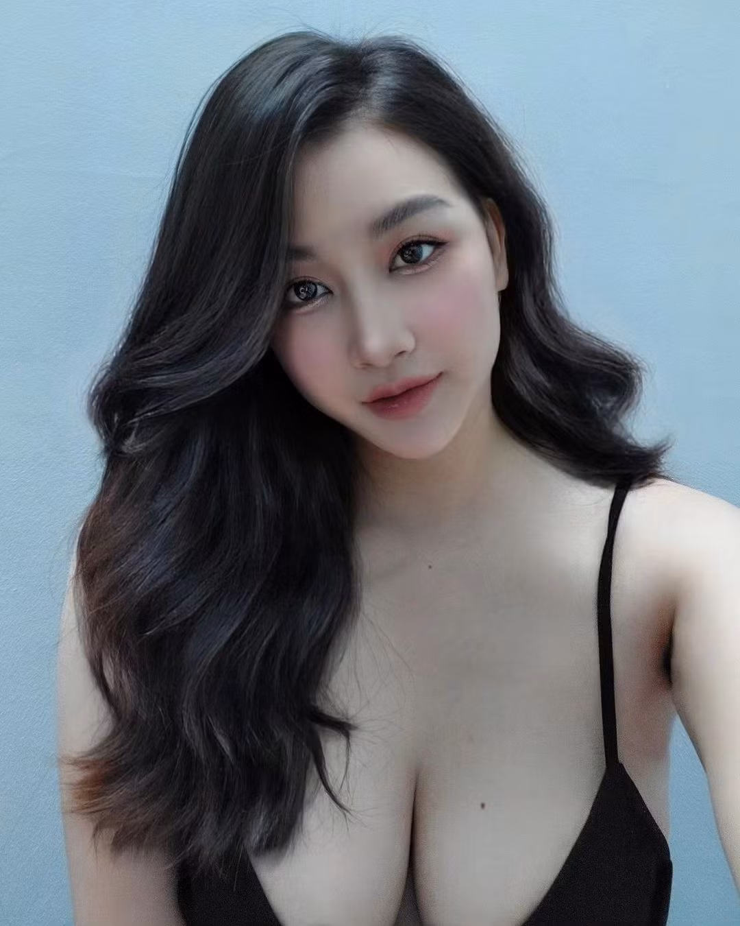 Sau loạt thời gian nổi tiếng nhưng đi kèm với tai tiếng, phong cách của Triệu Vân vẫn là gợi cảm, tuy nhiên đã tiết chế hơn nhiều so với trước.