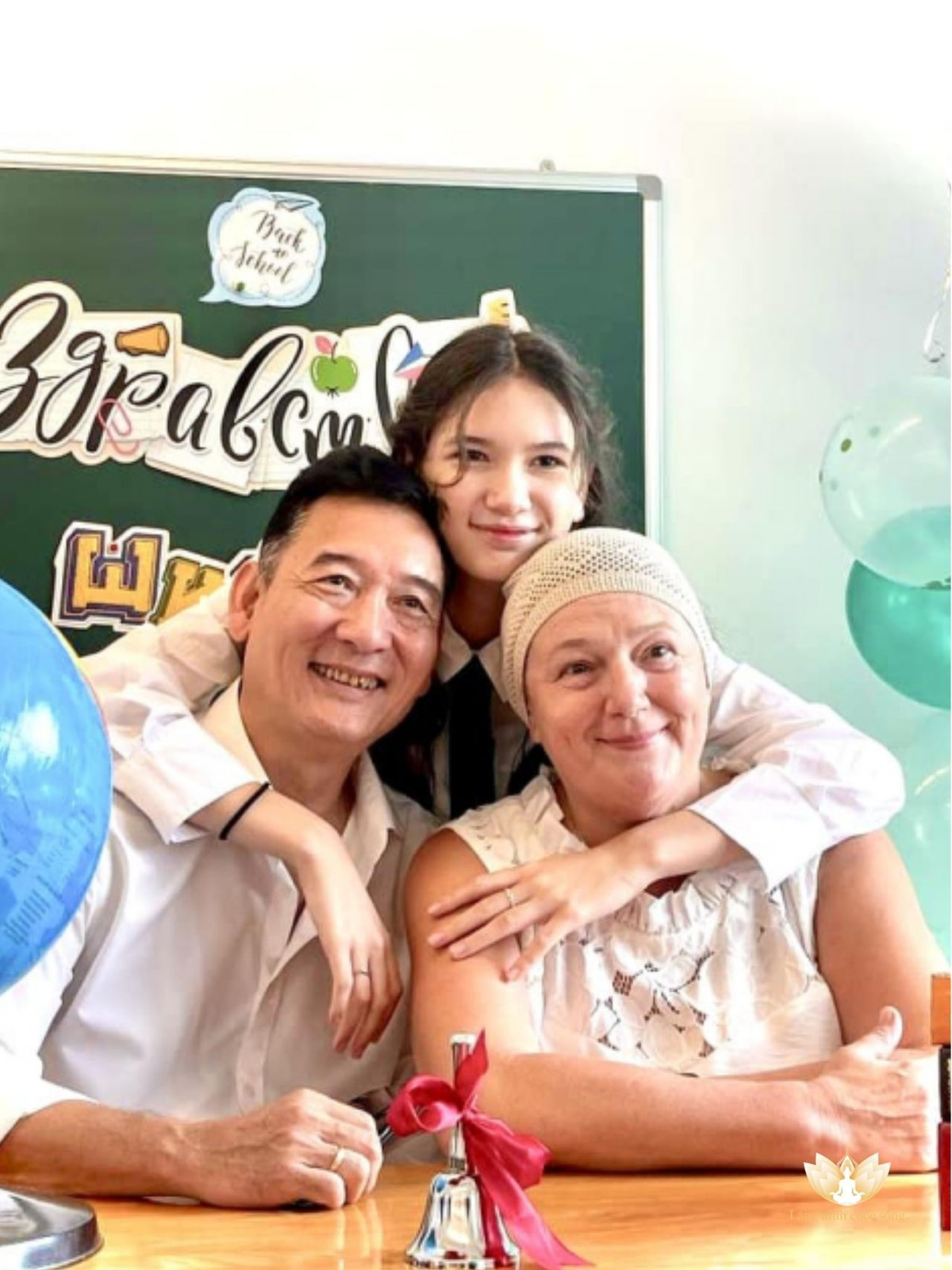 Mới đây, trong loạt ảnh tựu trường, Thanh Giang khiến nhiều người bất ngờ với nhan sắc xinh đẹp tựa nữ thần của mình. Cô nàng thân thiết cùng với bố mẹ.