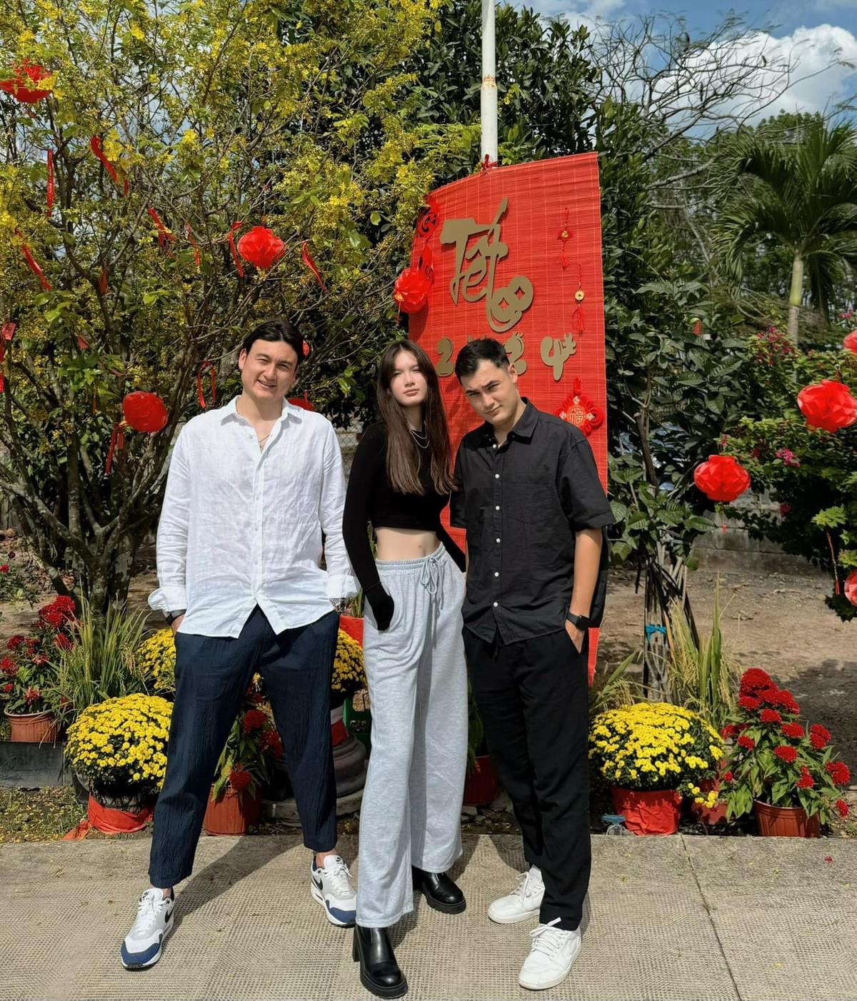 Trong những bức ảnh chụp cùng 2 anh trai, Thanh Giang cho thấy sự vượt trội về vóc dáng.