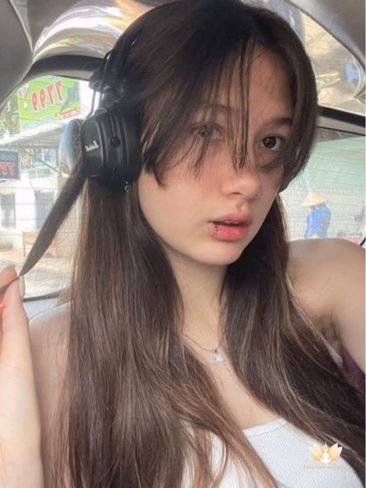 Cô nàng sinh ra và lớn lên ở Nga. Sau khi anh cả Đặng Văn Lâm đạt được thành công trong sự nghiệp bóng đá tại Việt Nam, Thanh Giang theo bố mẹ về Việt Nam sống cùng anh trai.