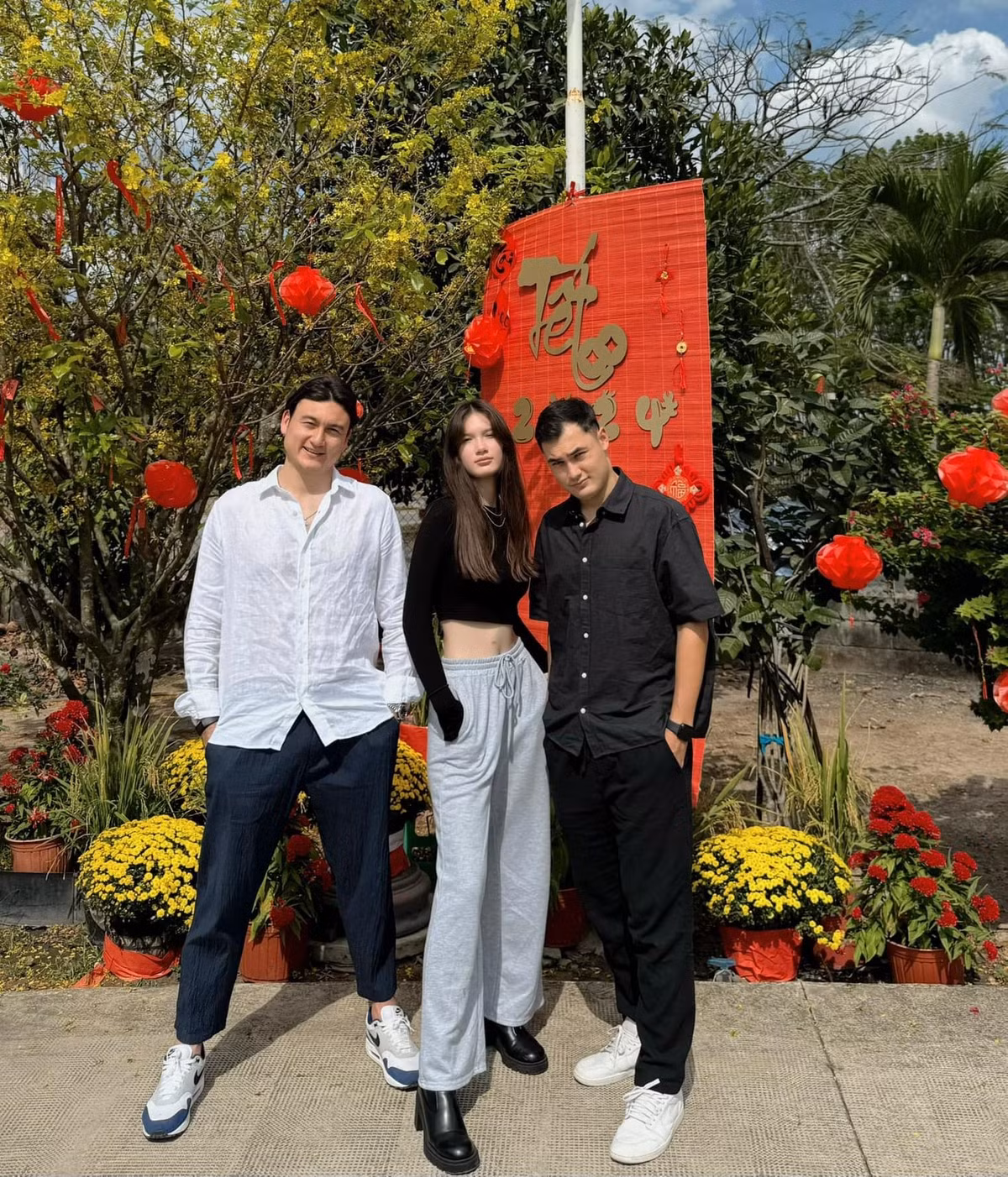 Trong những bức ảnh chụp cùng 2 anh trai, Thanh Giang cho thấy sự vượt trội về vóc dáng.