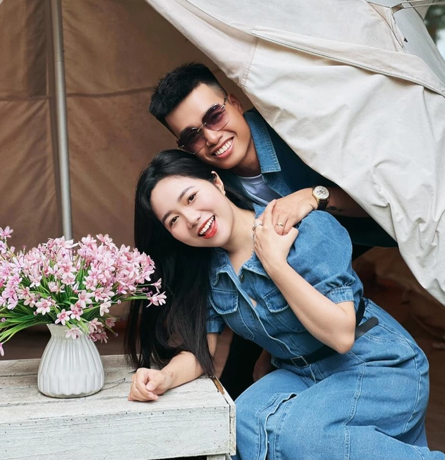 Câu chuyện tình yêu của cặp đôi cùng lần đầu ra mắt nhà bạn trai được Thủy Tiên đăng tải lên nền tảng Tiktok và thu hút về hàng triệu lượt xem, nhiều người vô cùng ngưỡng mộ với tình cảm của cặp đôi này. (Ảnh: FBNV)