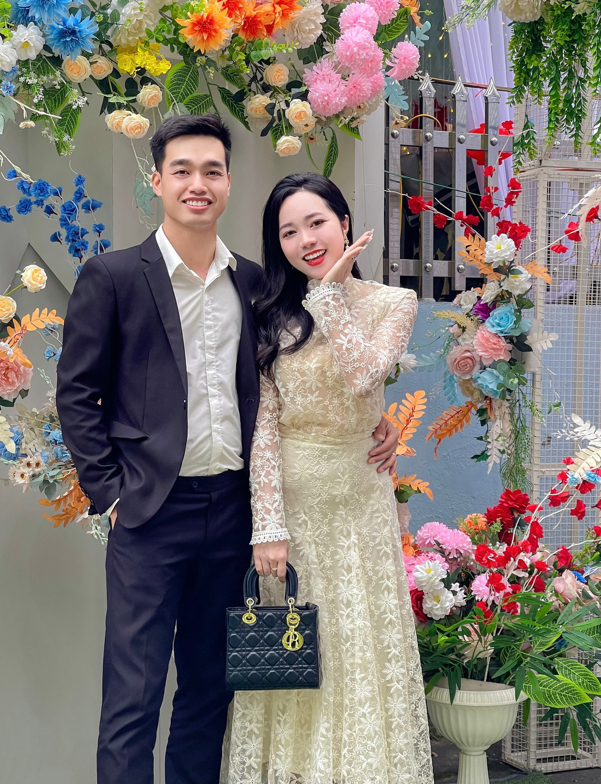 Xuân Nam có hoàn cảnh khó khăn khi mẹ mất sớm, cả gia đình sống trong căn nhà cấp 4 đang dần xuống cấp. Trong khi đó, Thủy Tiên đi kiếm tiền từ sớm và sở hữu shop thời trang riêng, nhờ vậy có thể tự lập tài chính và lo được cho cuộc sống riêng.