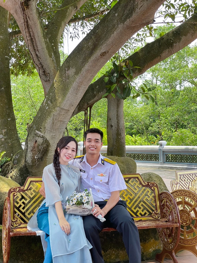 Cặp đôi luôn dành cho nhau sự tôn trọng, cùng những cử chỉ ngọt ngào để giữ lửa hôn nhân.