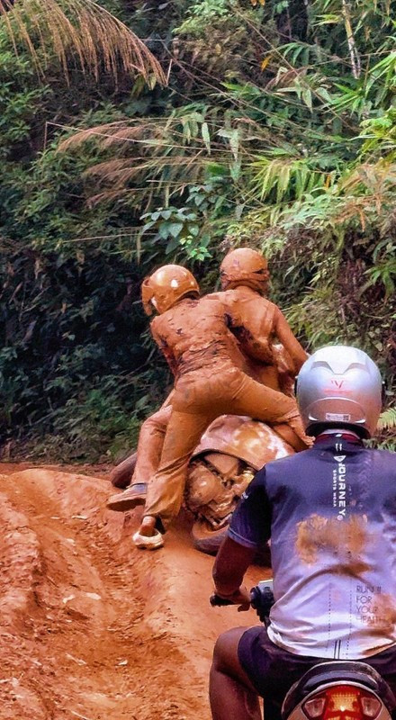 Sau khi vượt qua "sóng gió" lần đầu, 2 cô gái vẫn cố gắng tiếp tục hành trình...