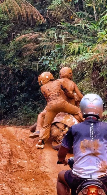 Sau khi vượt qua "sóng gió" lần đầu, 2 cô gái vẫn cố gắng tiếp tục hành trình...