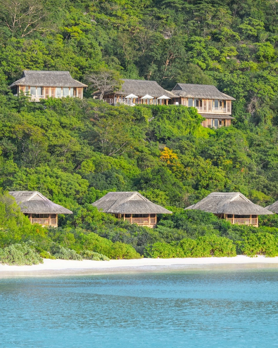 Six Senses Ninh Van Bay là một trong số điểm lưu trú khép kín có vị thế đắc địa bậc nhất tại Việt Nam khi lưng tựa núi, trước mặt là vịnh biển Ninh Vân, huyện Ninh Hòa, tỉnh Khánh Hòa. Xung quanh tọa độ này là ngọn núi hoang sơ, phiến đá tự nhiên xen lẫn. Để đến được đây, du khách sẽ di chuyển khoảng 60 phút từ sân bay Quốc tế Cam Ranh (CXR) đến sảnh tiếp đón, sau đó đi 20 phút nữa bằng tàu ra khu nghỉ dưỡng. Tối 26/9, Xemesis đăng ảnh câu cá tại resort này. Trong khi đó, hồi 16/9, Bò Chảnh cũng đăng tải bức ảnh có khung cảnh tương tự. Ảnh: SSNVB.