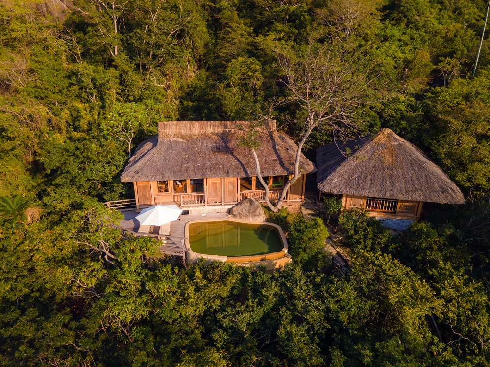 ##ss###style="color: rgb(34, 34, 34); background-color: rgb(255, 255, 255);">Các khu biệt thự tại đây đều có tầm nhìn hướng biển, tách biệt và có dịch vụ quản gia 24/7. Resort có khoảng 9 hạng phòng khác nhau, phù hợp đa dạng đối tượng từ gia đình, cặp đôi. Biệt thự Family Beach Pool Villa sức chứa tối đa 6 người, 207 m2 với 2 phòng ngủ hoặc The Rock Retreat, The Water Reverse 9 người là một số nơi dành cho gia đình. Giá dao động 31-54 triệu đồng/đêm. Ảnh: SSNVB. 