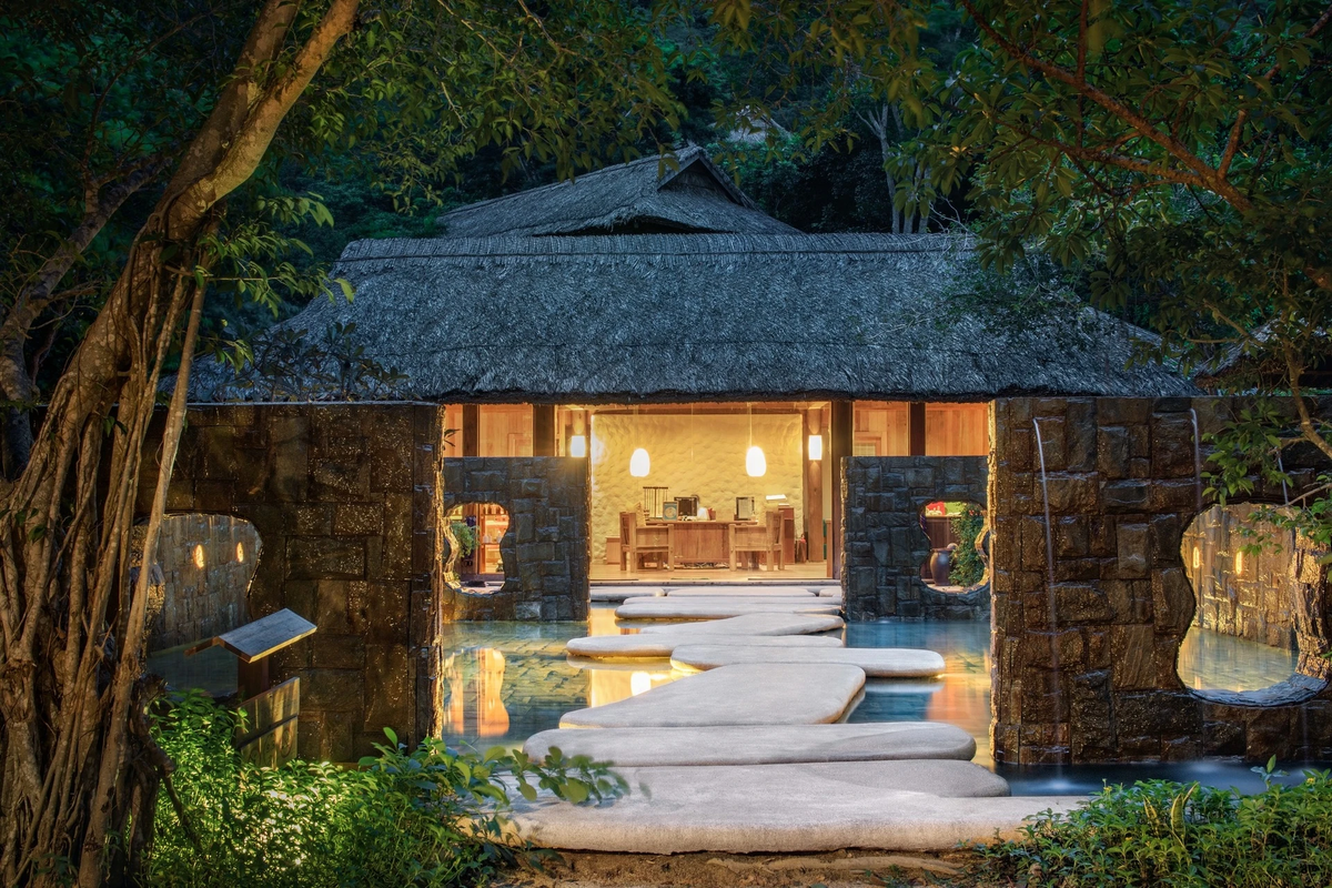 ##ss###style="color: rgb(34, 34, 34); background-color: rgb(255, 255, 255);">Khu vực spa có 6 phòng trị liệu chính với phương pháp biohacking, phòng xông hơi nước, khô, phòng hóa học, được thiết kế hiện đại, đèn vàng tạo sự ấm cúng. Sảnh chính bao gồm lễ tân và gian hàng đồ lưu niệm và dụng cụ chăm sóc sức khoẻ. Bên cạnh đó, tọa độ lưu trú này còn có khu tập gym, phòng tập yoga trên không/ngoài trời, khu vực thiền định. Ảnh: SSNVB. 